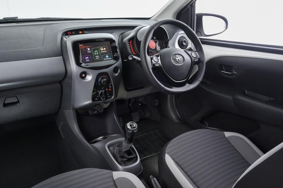 Интерьер Toyota Aygo x-cite 5-Door 2018 года  (ZA) (фото 34 из 41)